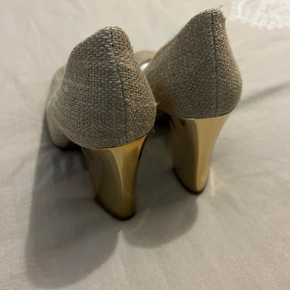 Tory Burch Madison pump with gold metallic 4” heel. Size 8. Only been worn twice - Picture 4 of 7